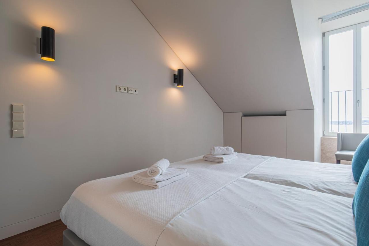 8 Building 403 T2 - River & Garden View Lisbon